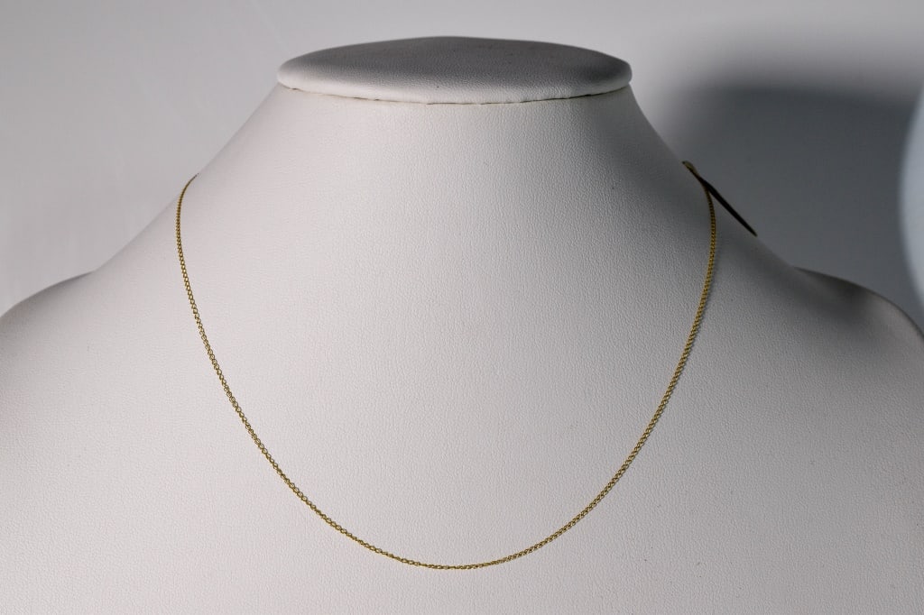 10K Gold Necklace .9g: 17" fine necklace