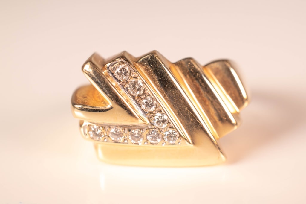 14K Gold & Diamond Ring 7.6 Grams: 9 Full cut diamonds, apx. 0.025ct each.size: 8