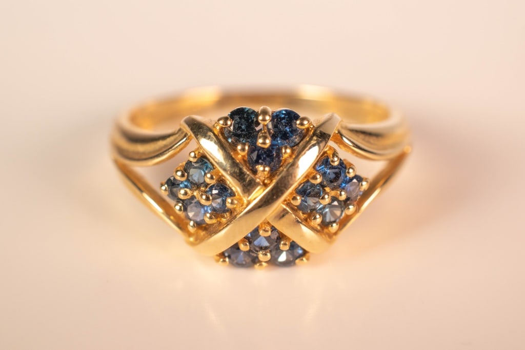 14K Gold & Sapphire Ring 3.7 Grams: 14 Blue sapphires: (6) 2.5mm diameters; (8) 2mm diameters