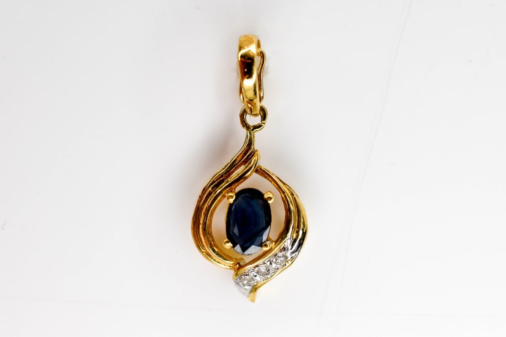 14K Gold Diamond & Sapphire Pendant 1.4 Grams (1 of 4)
