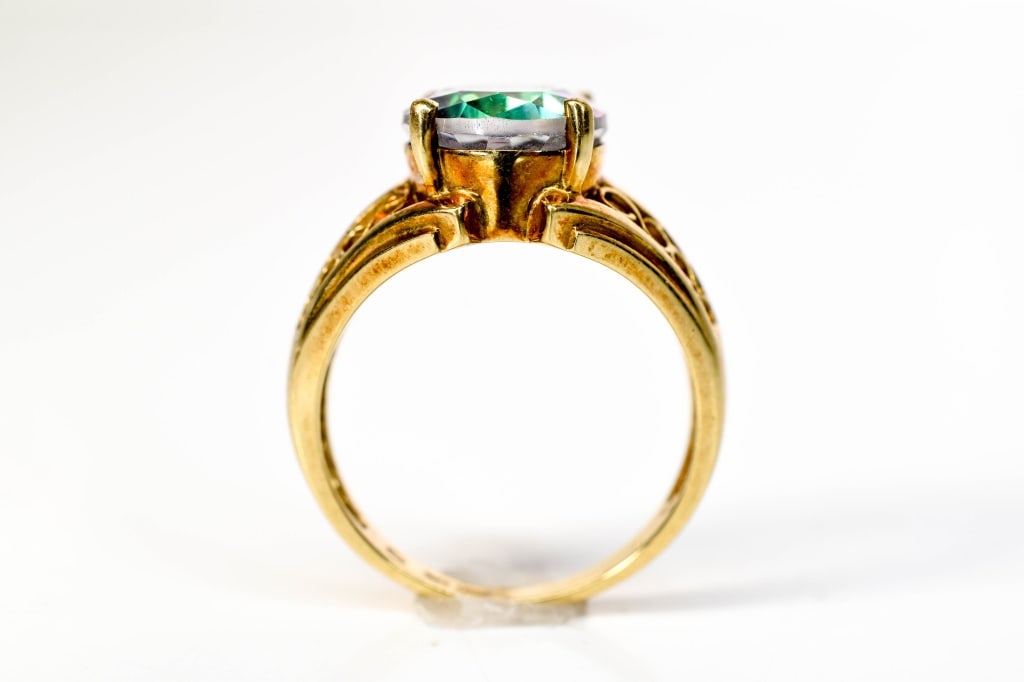 10K Gold Alexandrite Glass Ring 5.5 Grams: Alexandarite colored glass oval stone apx 12mm x 10mmsize: 8