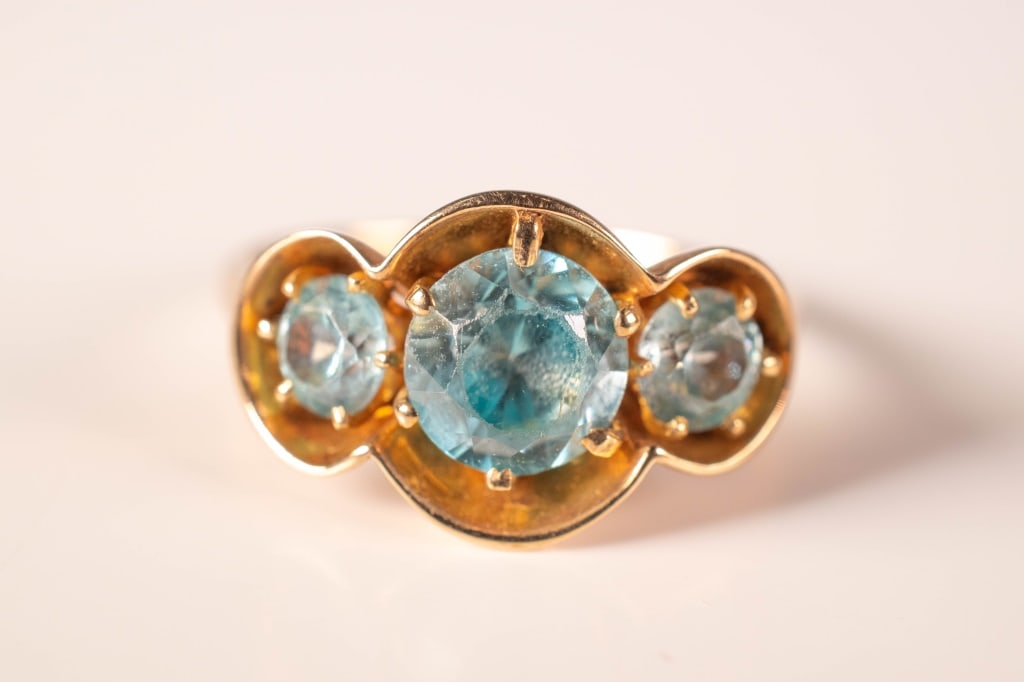 10K Gold & Blue Zircon Ring 3.5 Grams: 3 blue zircon: apx. diameters of 7mm, 4mm, 4mmsize: 8