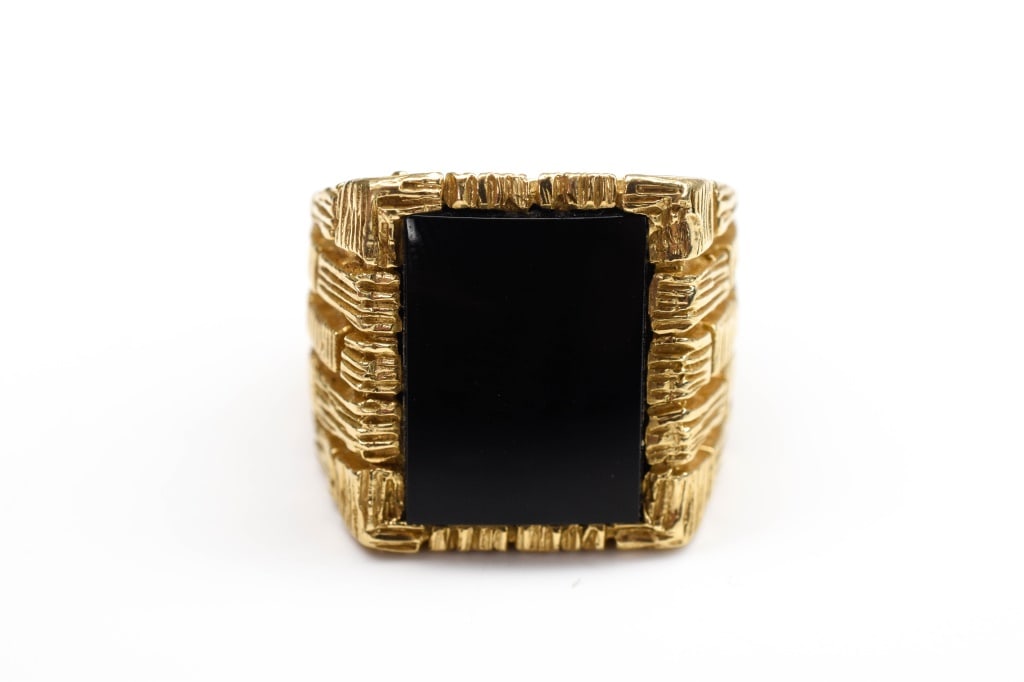 14K Gold & Black Onyx Ring 12.42 DWT: 10K yellow gold with brick motif, centered with an approx. 16mm x 12mm black onyx tablet, ring size 8-3/4, 12.42 dwt.