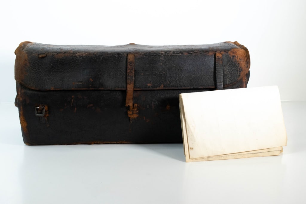 Officers Leather Saddle Valise: Well worn examples. no markings could be found. Only 1 of the 3 buckles remain on the front. 1 of the side handles is ripped. Leather is soft and flexible. But it's flaking if you rub against it. Meta