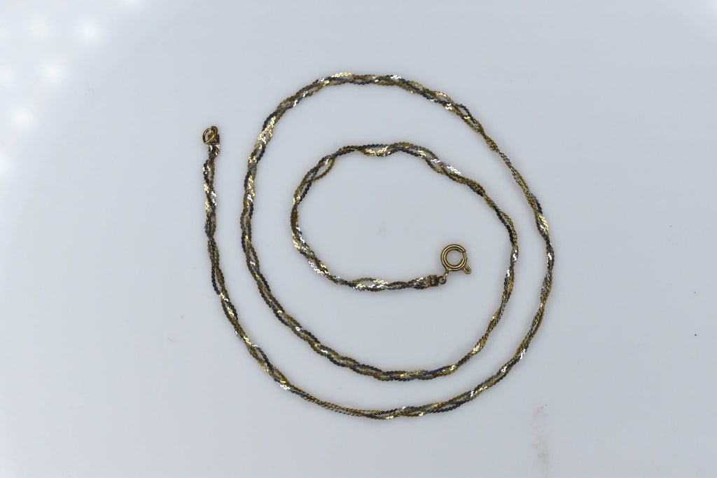 14K Yellow gold Necklace 3.67g: This 14k yellow gold necklace measures approximately 17.5" in length and weighs approximately 3.67g.