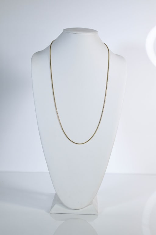 14K Gold Necklace 15.84g: 14K Gold necklace measuring approximately 30.5" in length and 15.84g in weight.