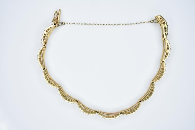 18K Gold Bracelet 12.62g: 18K Gold Bracelet measuring approximately 5" in length and 12.62 grams in weight.