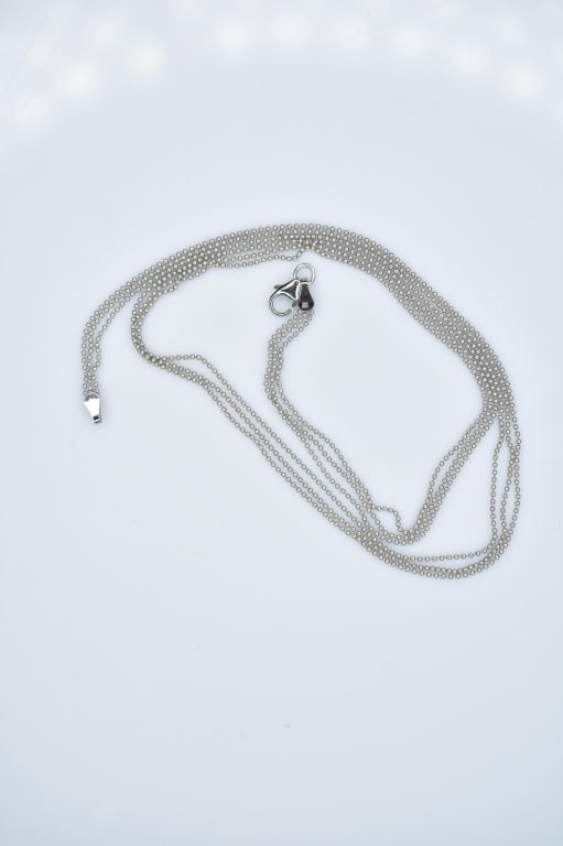 18K White Gold Necklace 5.7g: 18K White Gold Necklace approximately 16.5" in length and 5.7g in weight.