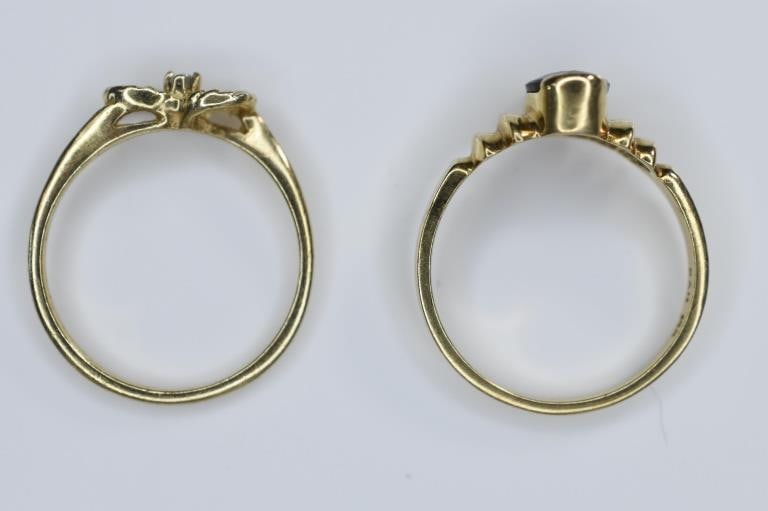 14K Gold Ring Pair 3.39g: Small one is approx. size 5 and larger one is approx. 5.5 Garnet approx. .75ct and ring with a full cut Diamond accent approx. .03 ct