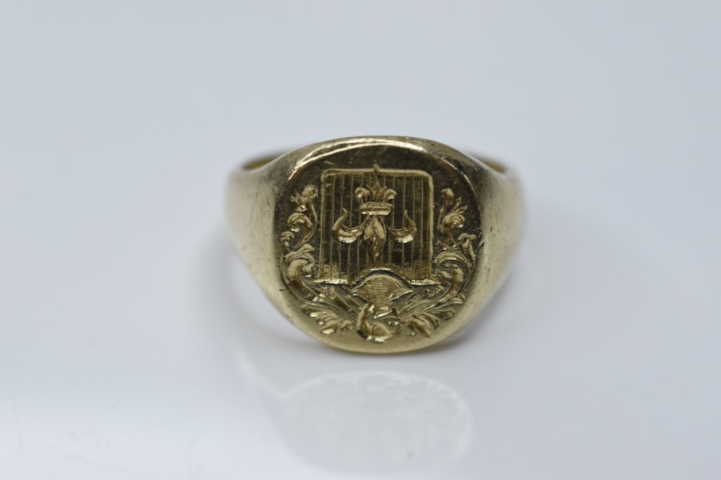 Gold Crested Coat of Arms Ring: Ring size is approx. 12 and approximately 14.8g in weight. yellow gold ring with crest and coat of arms