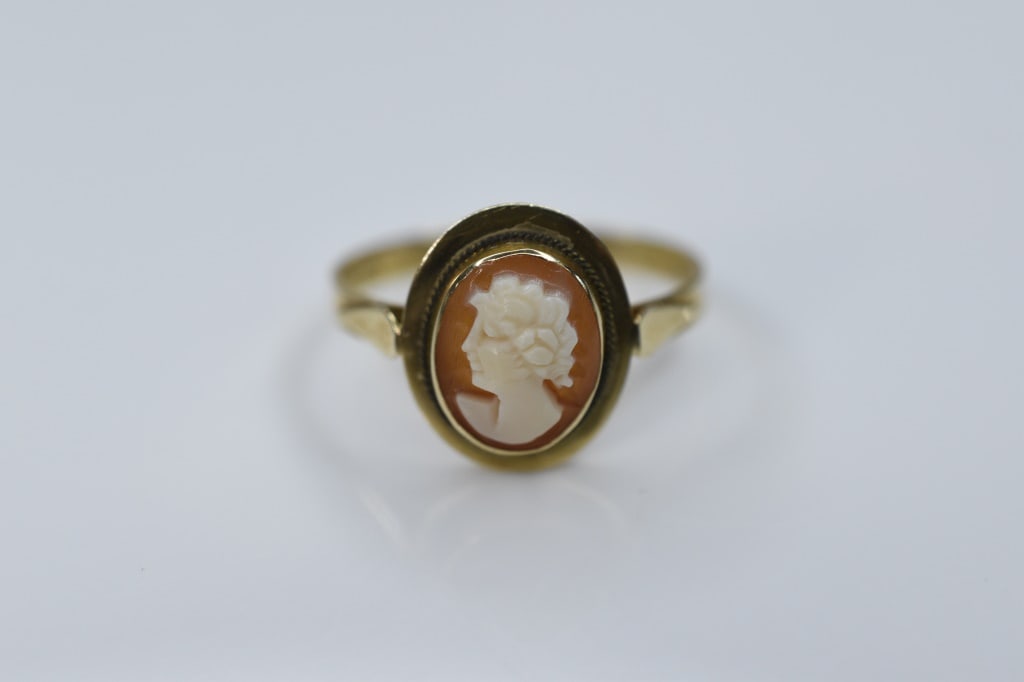 14K 585 Ring Carved Shell 2.0g: Ring size is approx. 7.5 and 2.0g in weight.