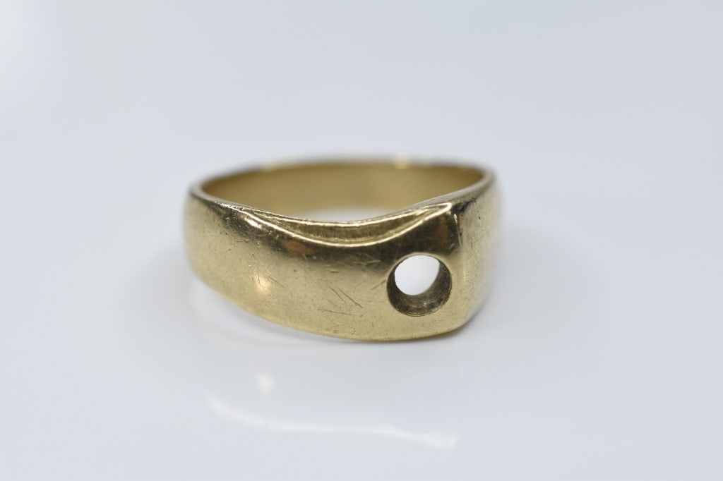 14K Gold Ring 9.37g: Ring size is approx. 10 3/4 and 9.37g in weight.