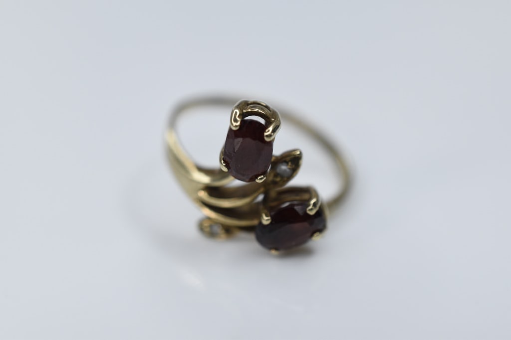 14K Gold Ring trubrite 2.67g: Ring size is approx. 6 3/4 and 2.67g in weight. set with 2 oval ceslio cut garnets with 2 diamond accents