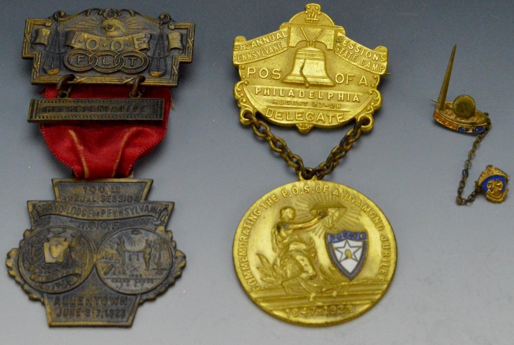 IOOF POSA and Worlds Fair Pin Grouping: Includes 1923 Independent Order of Odd Fellows 100th Session representative medal, a 1923 Patriotic Order of the Sons of America delegates badge to the Diamond Jubilee in Philadelphia, and a 1939 Worl