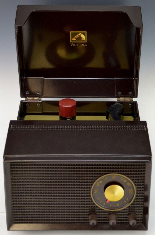 RCA Victor Model 4-Y-511 Radio Record Player: Includes Vintage RCA Victor Model 4-Y-511 Radio Record Player in bakelite case.
