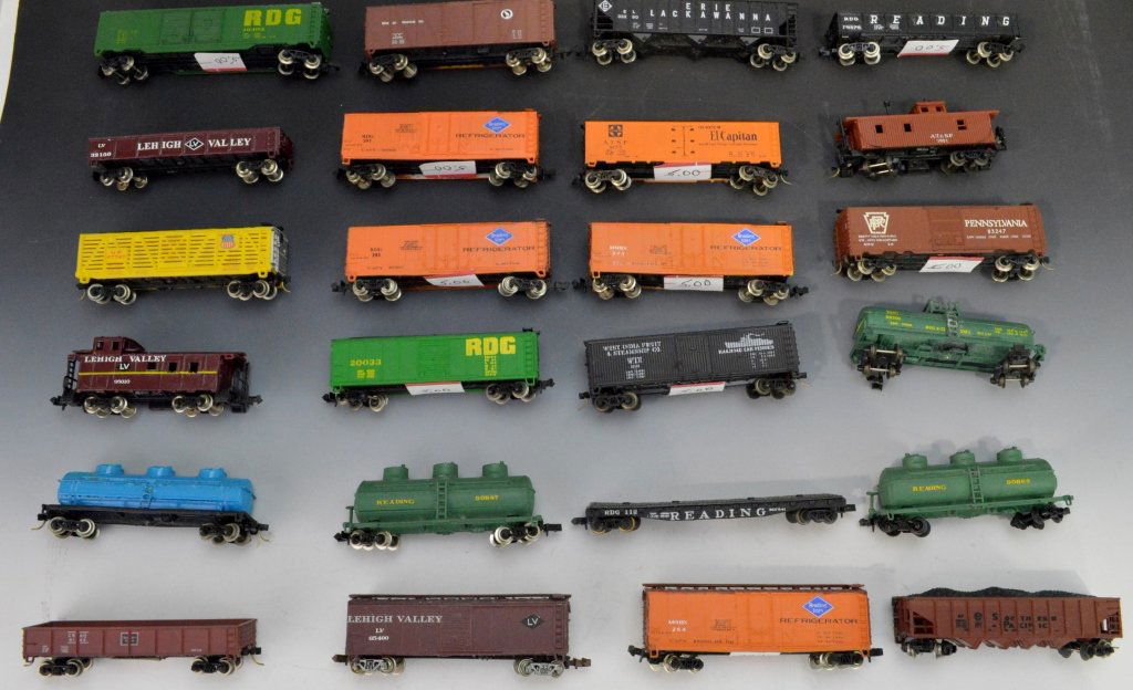 N Scale Train Grouping: Includes (24) N scale or gauge train cars. Unknow makers, does not include boxes. Includes boxcars, hoppers, freight cars, tankers and a caboose.