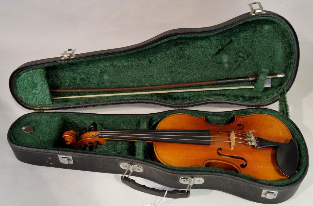 Nagoya Suzuki 1/4 Violin Model 220 (1 of 3)