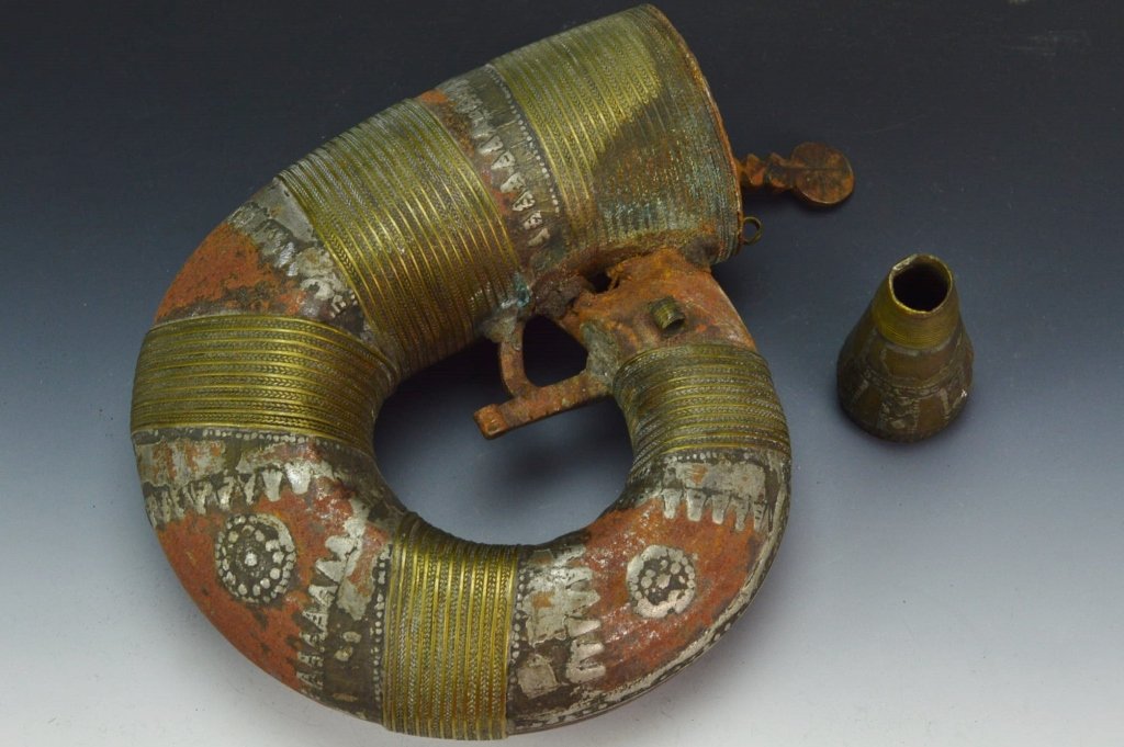 Ottoman Powder horn: Ottoman Powder horn possibly Janissarie. Brass mounts, with wheat designs. Funnel is present but unattached. Measures 7.5â€x6.5â€