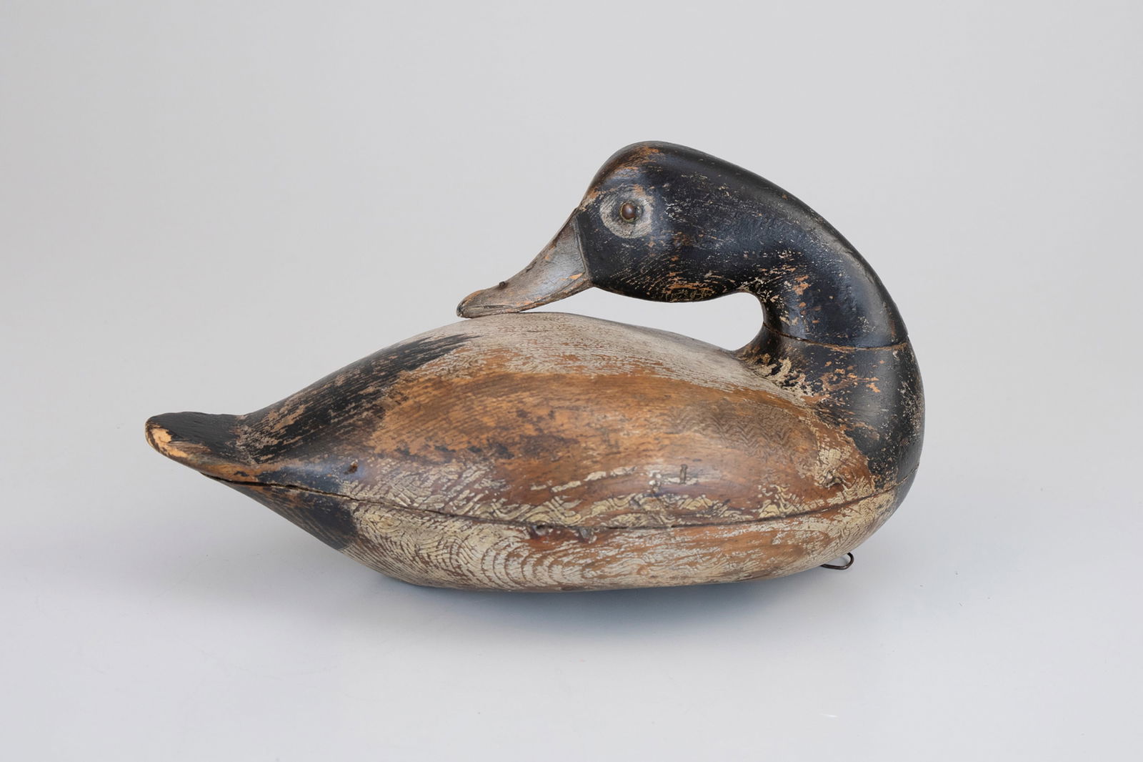 The Masterworks Preening Bluebill by Robert Elliston (1847-1925): The Masterworks Preening Bluebill Robert Elliston (1847-1925) Bureau, IL, c. 1880 11 in. long While the Ellistons are known to have carved several famous preening puddle ducks, this may be the only pr