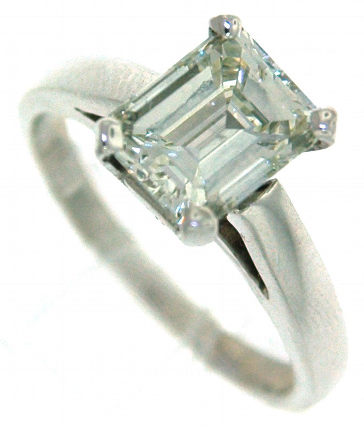 18 kt ring with 2.02 ct in Em cut Diamond: 18 karat gold solitaire ring with 2.02 carat in Emerald cut diamond Appraisal Value: 33600