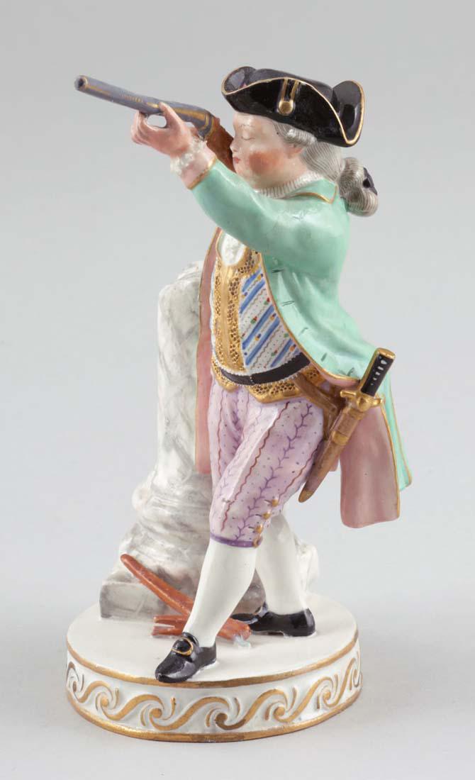 Knabe mit Gewehr. Königliche und Staatliche P...: Knabe mit Gewehr. Königliche und Staatliche Porzellan Manufaktur, Meissen 1850-1924. Porzellan, weiß, glasiert. Polychrom und Gold bemalt. Goldrand. Unter der Glasur blaue Schwertermarke. 1.