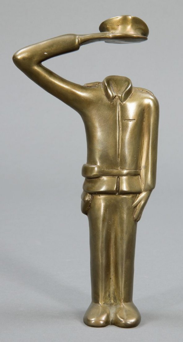 Siegfried Neuenhausen 1931 Dormagen - lebt und ar: Siegfried Neuenhausen 1931 Dormagen - lebt und arbeitet in Hannover-Hainholz - Kopflos Salutierender - Bronze. Goldbraun patiniert. H. 20,5 cm. Seitlich am rechten Fuß monogr.: s. n. Unter dem Stand