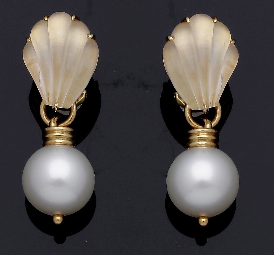 Paar Mouawad-Ohrhänger mit Südsee-Perlen Design: M: Paar Mouawad-Ohrhänger mit Südsee-Perlen Design: Mouawad. 750er GG, gestemp. 2 Südsee-Perlen (D. 1,3 cm). Punze: Mouawad. 2 Bergkristalle (1,8 x 1,4 cm). L. 4 cm. B. 1,4 cm. Steckbrisur. Gew.: 23 g