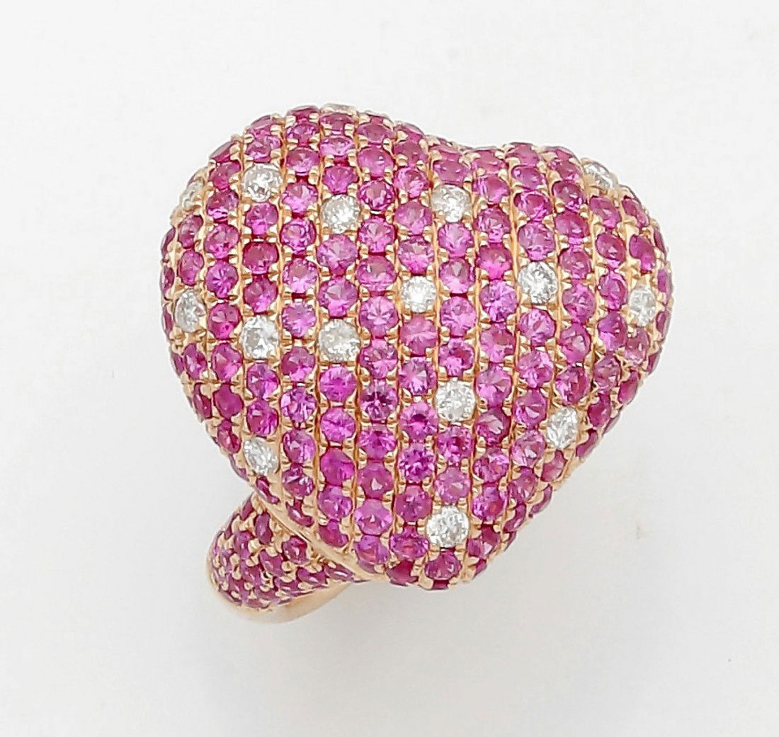 Herzförmiger Ring mit pinken Saphiren und Brillant: Herzförmiger Ring mit pinken Saphiren und Brillanten 750er Roségold, gestemp. Ca. 17 Brillanten zus. ca. 0,44 ct (w/si-p). Ca. 223 Pink Saphire im Rundschliff zus. ca. 4,17 ct. Ringgr. 56. Gew.: 10,