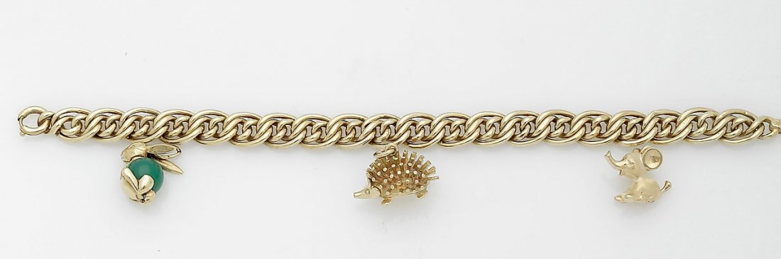 Bettelarmband mit drei losen Anhängern - Igel, Ele: Bettelarmband mit drei losen Anhängern - Igel, Elefant und Hase 585er GG, gestemp. Chrysopras-Kugel (D. 0,97 cm). L. 19,2 cm. B. 0,9 cm. Karabinerhaken. Armband-Gew.: 12,42 g. Ges.-Gew.: 34,14 g.