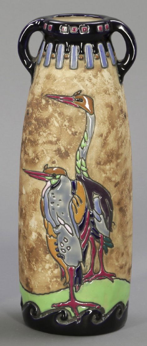 Bodenvase Amphora Werke K.K., Keramische Werke Ri: Bodenvase Amphora Werke K.K., Keramische Werke Riessner, Stellmacher & Kessel, Turn-Teplitz 1895-1905. - zwei stilisierte Kraniche bzw. Wasserpflanze mit stilisiertem geometrischen Blütenornamenten -