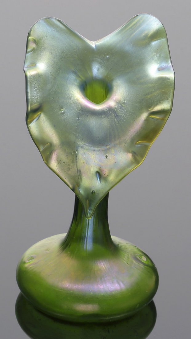 Jack-in-the-Pulpit Vase Johann Loetz Wwe., Kloste: Jack-in-the-Pulpit Vase Johann Loetz Wwe., Klostermühle um 1901. Grünes Glas. Irisierende Oberfläche. Ausgeschliffener Abriss. H. 22,5 cm. - Lit.: Jan Mergl, Ernst Ploil, Helmut Ricke. Lötz, Böhm