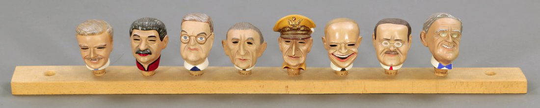 8 Flaschenkorken mit karikierten Politikerköpfen: 8 Flaschenkorken mit karikierten Politikerköpfen Achatit-Werkstätten Hans Schirmer, Köln um 1948. Achatit. Polychrom bemalt. Kork. H. mit Korken: bis 10,5 cm. -, Josef Stalin, John Foster Dullas, K
