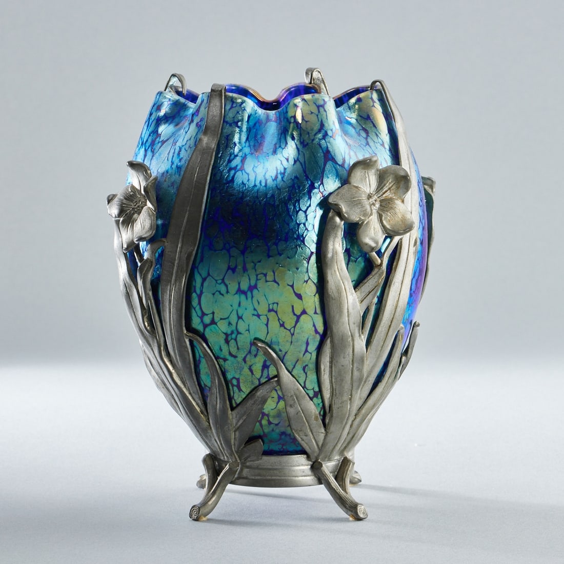 Vase mit Zinnmontierung - cobalt Papillon. Johann Loetz Wwe., Klostermühle um 1900.: Vase mit Zinnmontierung - cobalt PapillonJohann Loetz Wwe., Klostermühle um 1900. Kobaltblaues Glas mit silbergelben Kröseleinschmelzungen. Oberfläche irisierend. Ausgeschliffener Abri&