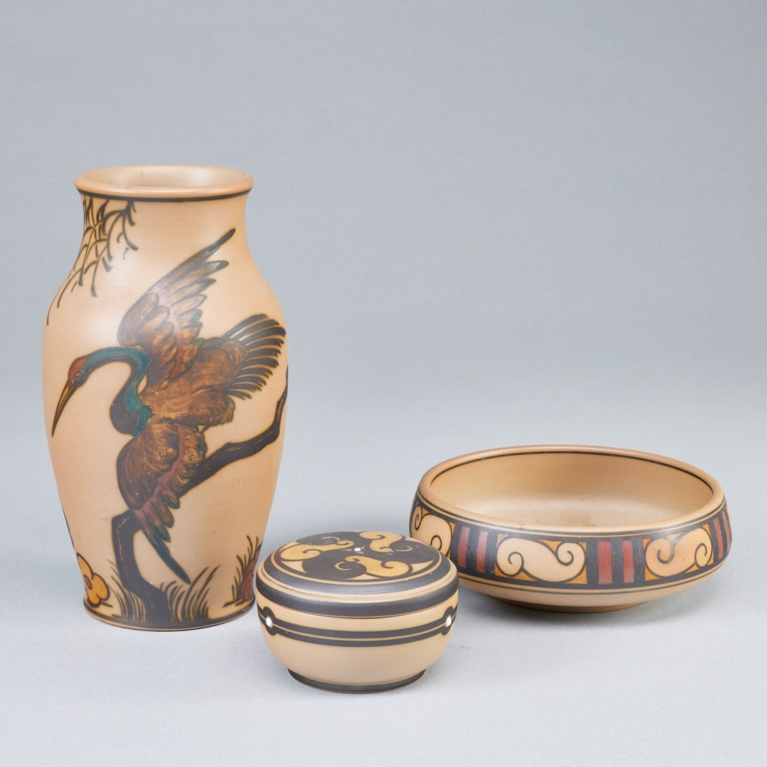 Vase mit Reiher und Blumen, Deckeldose und Schale mit geometrischem Muster - Lauritz Adolph Hjorth -: Vase mit Reiher und Blumen, Deckeldose und Schale mit geometrischem Muster - LauritzAdolph Hjorth - Art Déco Hjorth's Terrakottafabrik, Rönne (Bornholm) / Dänemark Ende 19. Jahrhundert.