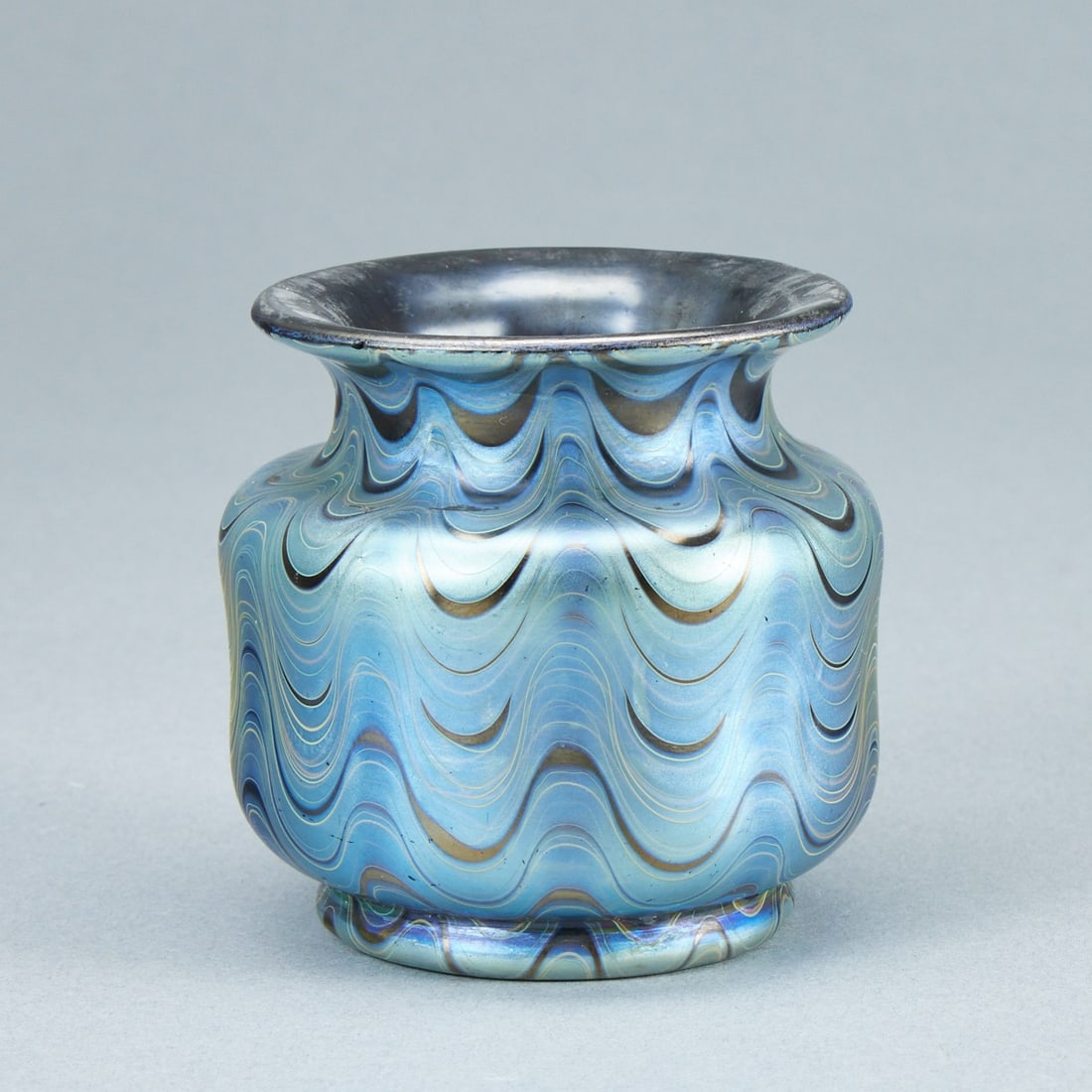 Vase - Cobalt Phänomen Gre 6893. Johann Loetz Wwe., Klostermühle 1898-1900.: Vase - Cobalt Phänomen Gre 6893Johann Loetz Wwe., Klostermühle 1898-1900. Blaues Glas, mit silbergelben Fäden, zehnfach gekämmt. Ausgeschliffener Abriß. Unbezeichnet. H. 7,5 c