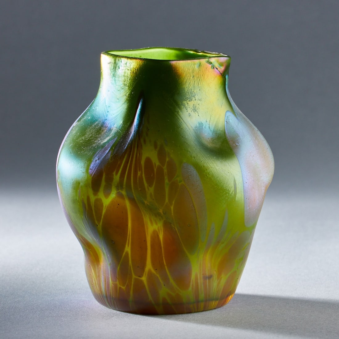 Vase - Phänomen 2/484 Medici Opal mit Grün. Johann Loetz Wwe., Klostermühle um 1902.: Vase - Phänomen 2/484 Medici Opal mit GrünJohann Loetz Wwe., Klostermühle um 1902. Farbloses Glas. Die Außenwandung mit eingeschmolzenen großen Flecken in Silbergelb, zu vier