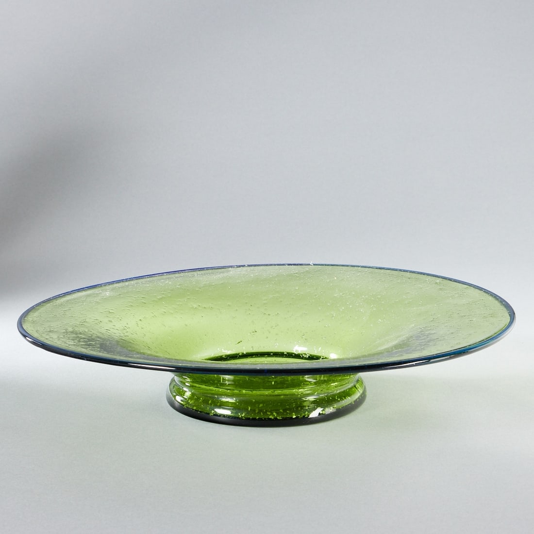 Grüne Schale mit blauem Rand. Loetz Wwe., Klostermühle um 1905.: Grüne Schale mit blauem RandLoetz Wwe., Klostermühle um 1905. Grünes Glas mit Silberpulvereinschmelzungen. Ränder mit blauer Fadenauflage. Ausgeschliffener Abriß. Unbezeichnet