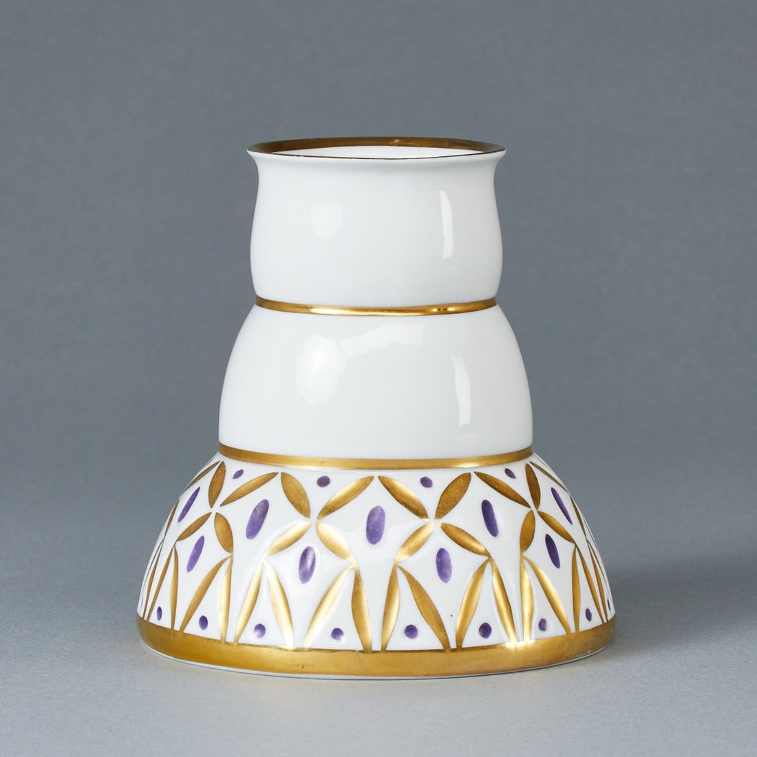 Art Déco Vase - Fritz Klee. Porzellanfabrik Lorenz Hutschenreuther, Selb Abteilung für: Art Déco Vase - Fritz KleePorzellanfabrik Lorenz Hutschenreuther, Selb Abteilung für Kunst 1917-1919. Porzellan, weiß, glasiert. Violett und Gold bemalt. Goldränder. Auf der Glasur