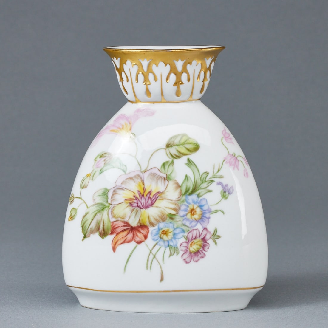 Art Déco Ovale Vase - Fritz Klee. Porzellanfabrik Lorenz Hutschenreuther, Selb Abteilung fü: Art Déco Ovale Vase - Fritz KleePorzellanfabrik Lorenz Hutschenreuther, Selb Abteilung für Kunst 1919-1928. Porzellan, weiß, glasiert. Gold bemalt. Goldränder. Polychrom bemalt (Er