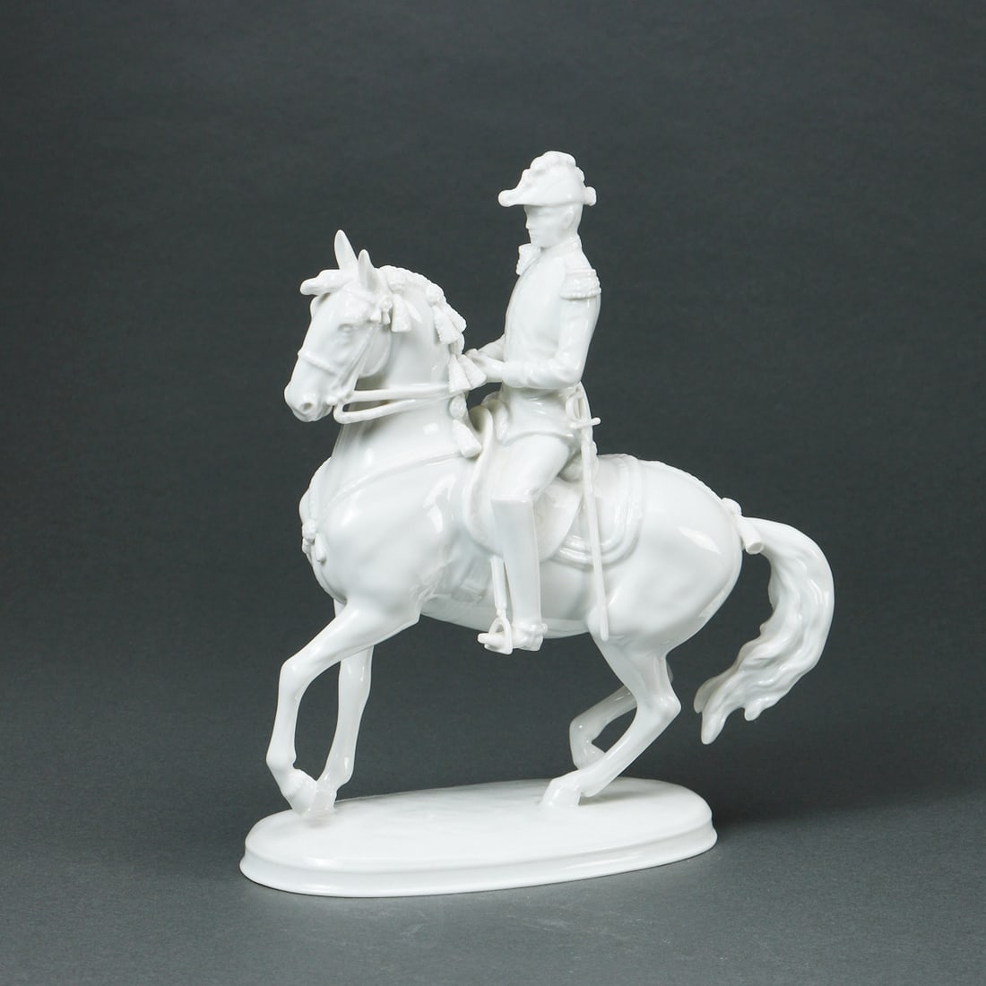 Reiterfigur “Pirouette “ - Albin Döbrich.: Reiterfigur “Pirouette “ - Albin DöbrichPorzellanmanufaktur Augarten, Wien. Weißporzellan, glasiert. Unter der Glasur blaue Bindenschildmarke Wien. Unter der Marke ein Schleifstr