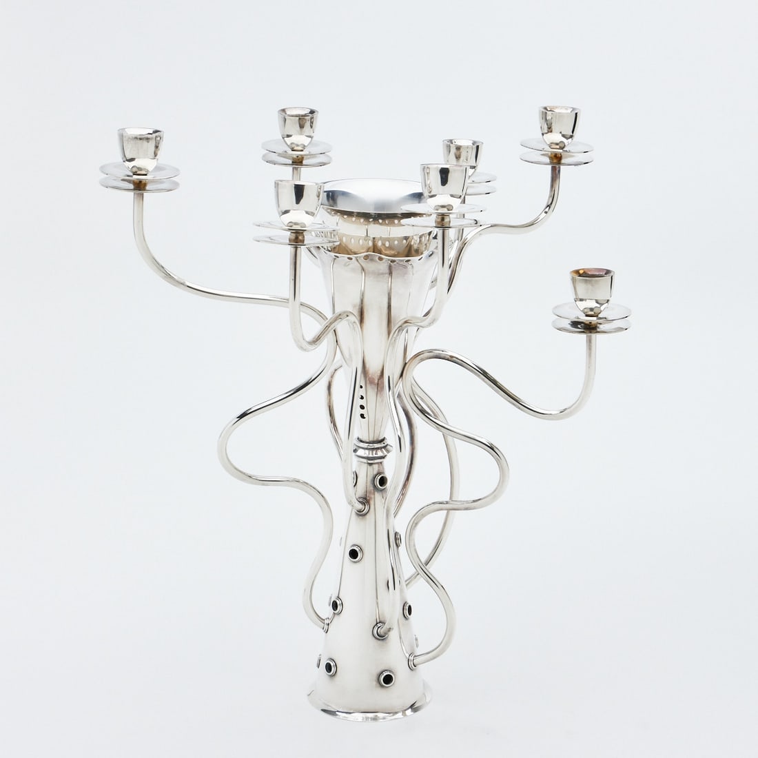 Kerzenleuchter Simon: Kerzenleuchter SimonDriade/Italien. Entwurf: Borek Sipek um 1988/89. Metallblech, versilbert. Punzen: Herst.-Marke. H. 46 cm. Lit.: Volker Albus, Volker Fischer, 13 nach Memphis. Design zwischen Askes