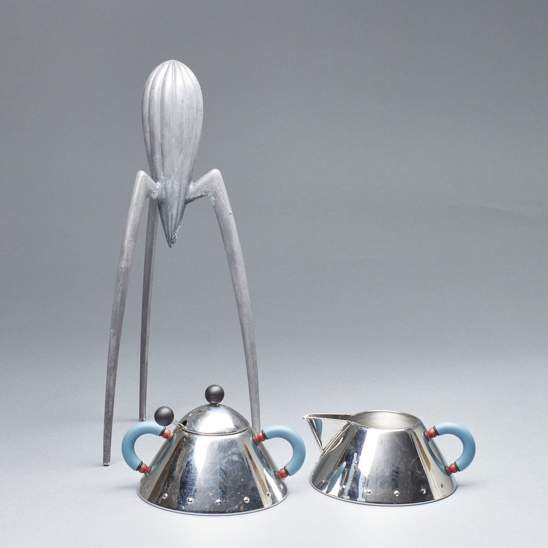 Phillippe Starck - Designer Saftpreße u. Sahnegießer m. Zuckerdose: Designer Saftpreße, Sahnegießer u. ZuckerdoseAleßi, Italien Designer Saftpreße, Entw. Philippe Starck. Edelstahl, Herstellermarke, Höhe 29,5cm. Sahnegießer und Zuckerdose