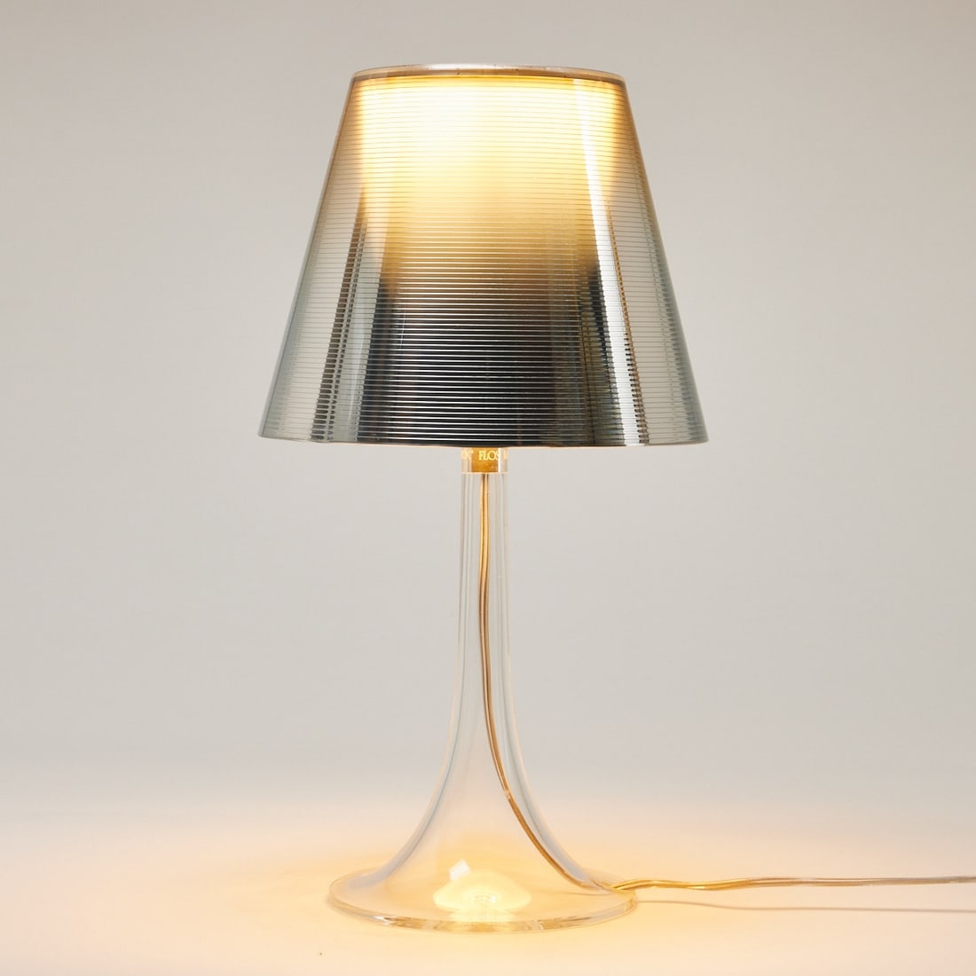 Tischlampe Miß K.: Tischlampe Miß K.Flos/Italien. Entwurf: Philippe Starck. Kunststoff. Herst.-Marke. H. 43,5 cm.