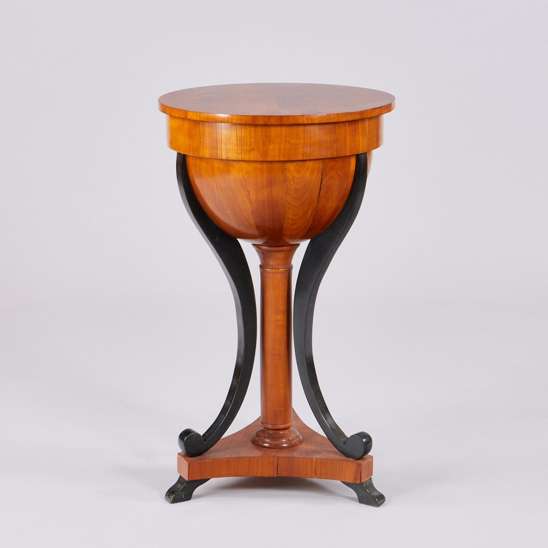 Nähtisch im Biedermeier Stil: Nähtisch im Biedermeier Stil Deutschland. Kirsche. H. 79 cm. D. 46,5 cm. Best. Innen mit diversen Fächern und einem Fach für Stoffe.
