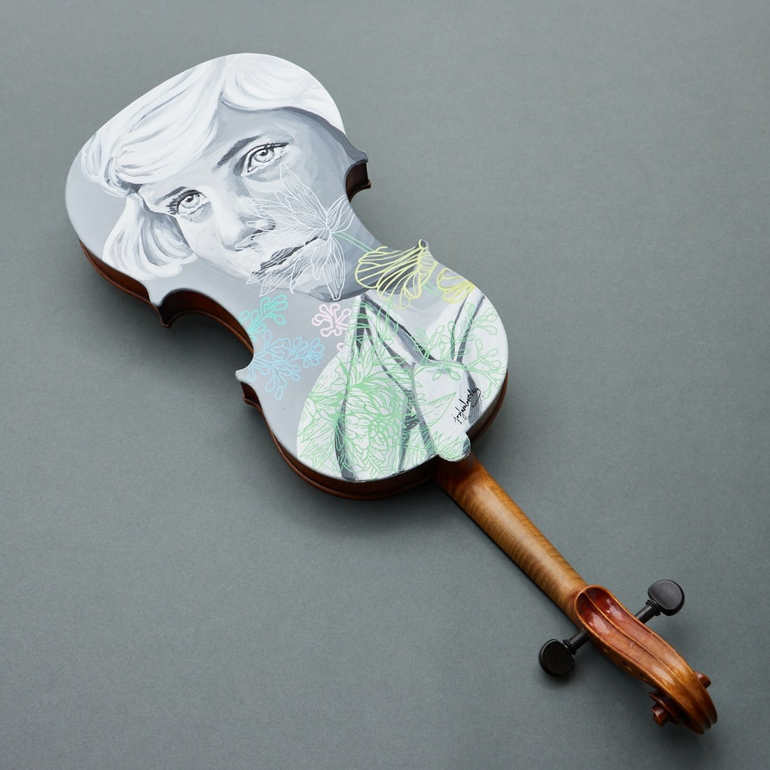 Josefa Salas Vilar: Josefa Salas Vilar1976 Úbeda, Andalusien (Spanien) - lebt in Hannover - “Mi melod?a preferida“ 2022 - Bemalte Violine, Acryl auf Holz. 62 x 22 x 6 cm. Sign. m. u.: Josefa Salas Vilar.