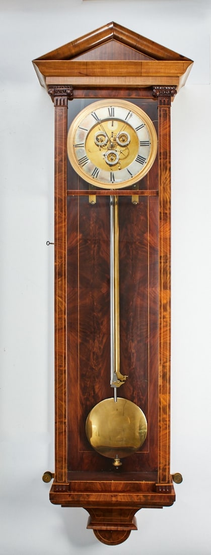 Großer Empire Wandregulator - Joseph Binder in Wien: Großer Empire Präzisions-Wandregulator Joseph Binder in Wien um 1830/40. Mahagoni. Obstholz. 171 x 51 x 16 cm. Römische Ziffern. Wochentags-, Monats- und Tagesanzeige. Meßing- und Stahlpendel mit
