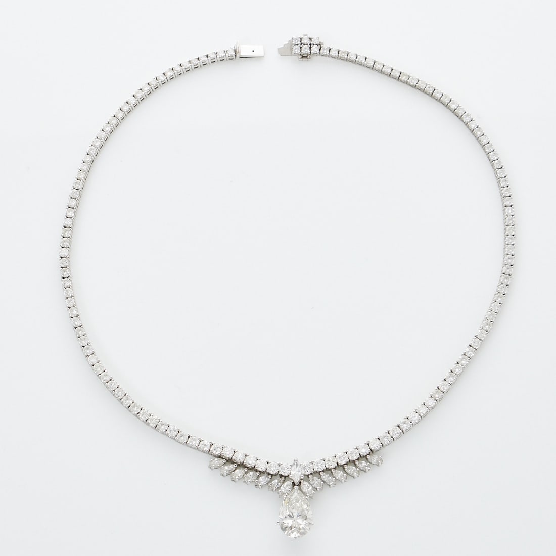 Exquisites, hochkarätiges BUCHERER-Collier mit Sechskaräter: Exquisites, hochkarätiges BUCHERER-Collier mit SechskaräterFa. C. Bucherer, Schweiz. 750/- Weißgold, gestemp. Gew.: 41,4 g. Punze: CB, 750. 1 Diamant im Tropfenschliff/Poirecut (tw(G)/p