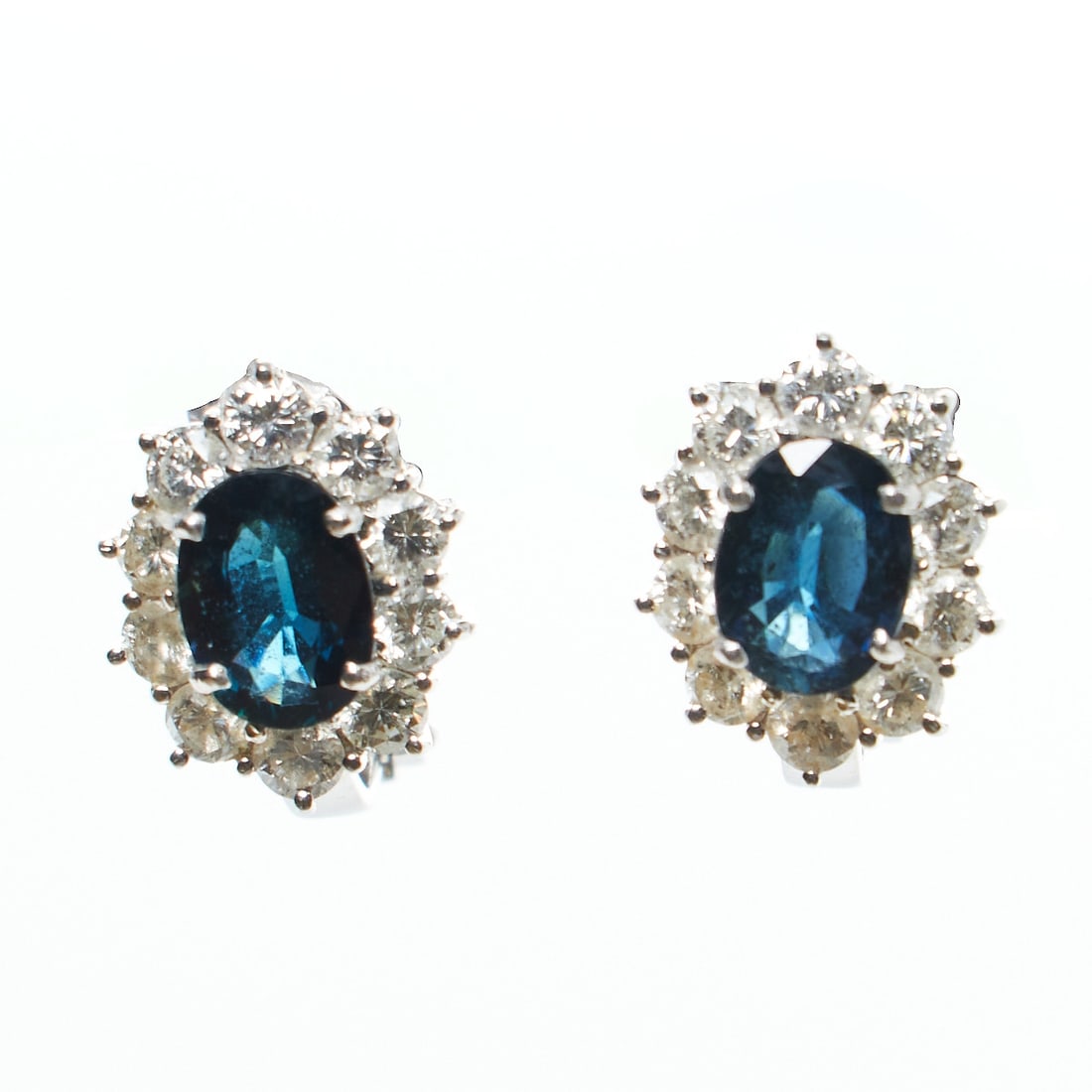 Paar klaßische BUCHERER- Saphirohrringe mit Brillanten im Kate-Stil: Paar klaßische BUCHERER- Saphirohrringe mit Brillanten im Kate-StilFa. C. Bucherer, Schweiz. 750/- Weißgold, gestemp. Gewicht: 7,6 g. Punze: CP ,750. 2 Saphire im Ovalschliff zus. ca. 2 - 2,