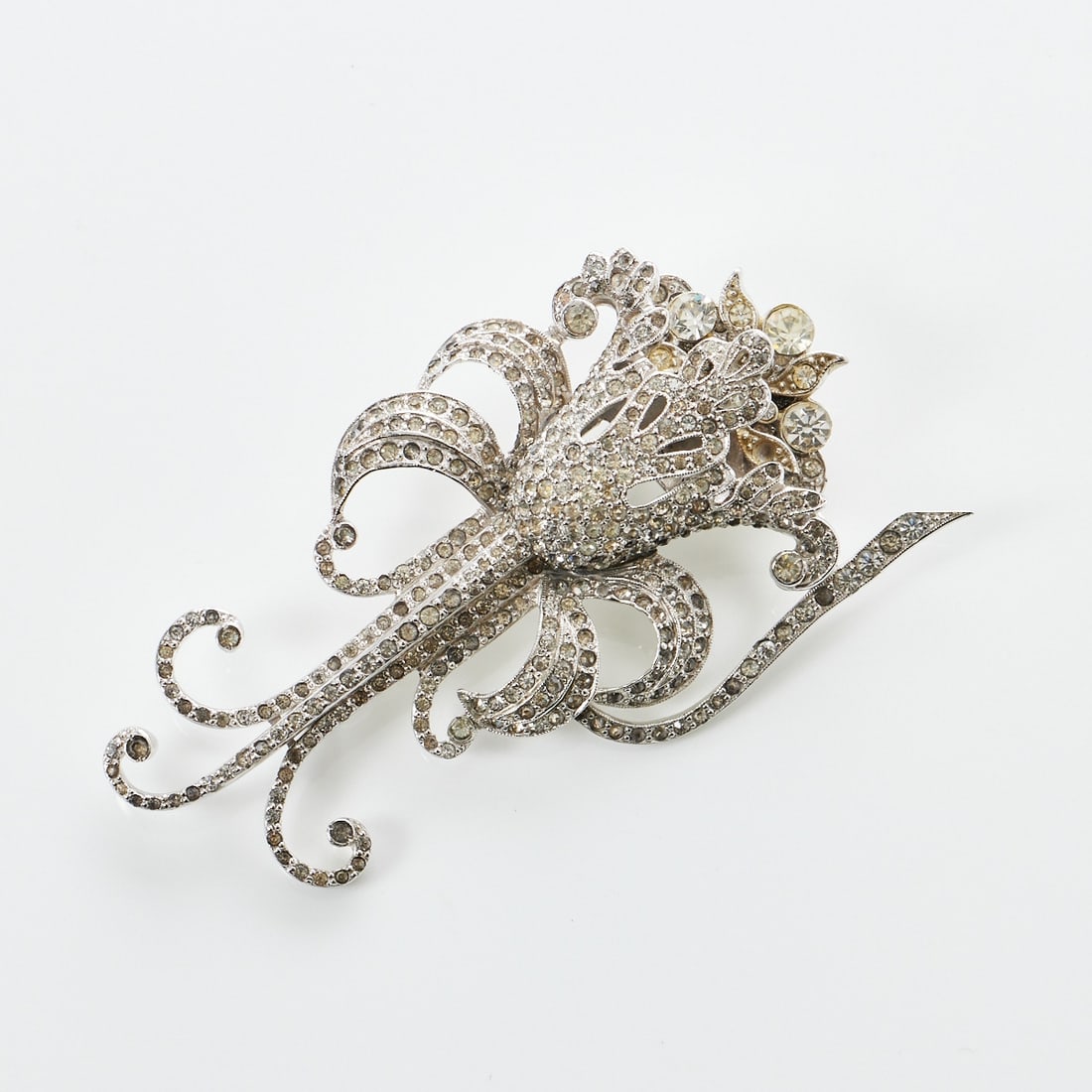 CORO - Vintage - Große Orchideen-Brosche mit Straß und beweglichen Mittelteil: CORO - Vintage - Große Orchideen-Brosche mit Straß und beweglichen MittelteilCoro Jewelry, Cohn & Rosenberger, Inc., New York, USA. 1935-1940er Jahre. Metall, Gold-platiniert. Straß. Na