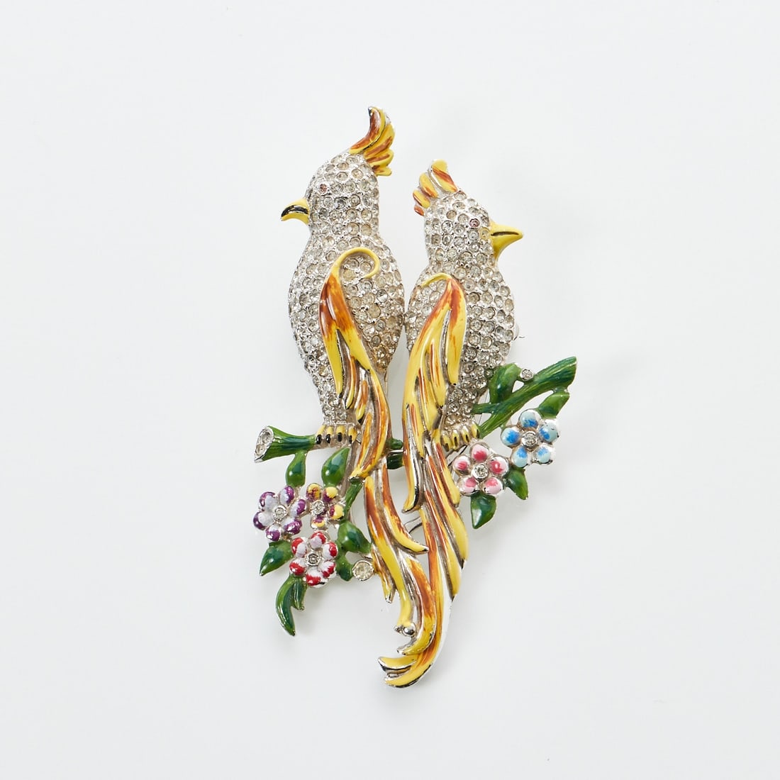 CORO - Vintage - “Colopsitta Duette“ - Nymphensittich-Duette-Brosche mit gelber Emaille: CORO - Vintage - “Colopsitta Duette“ - Nymphensittich-Duette-Brosche mit gelber EmailleCoro Jewelry, Cohn & Rosenberger, Inc., New York, USA. Design: Gene Verrecchio. 1941. Metall, Gold-pl